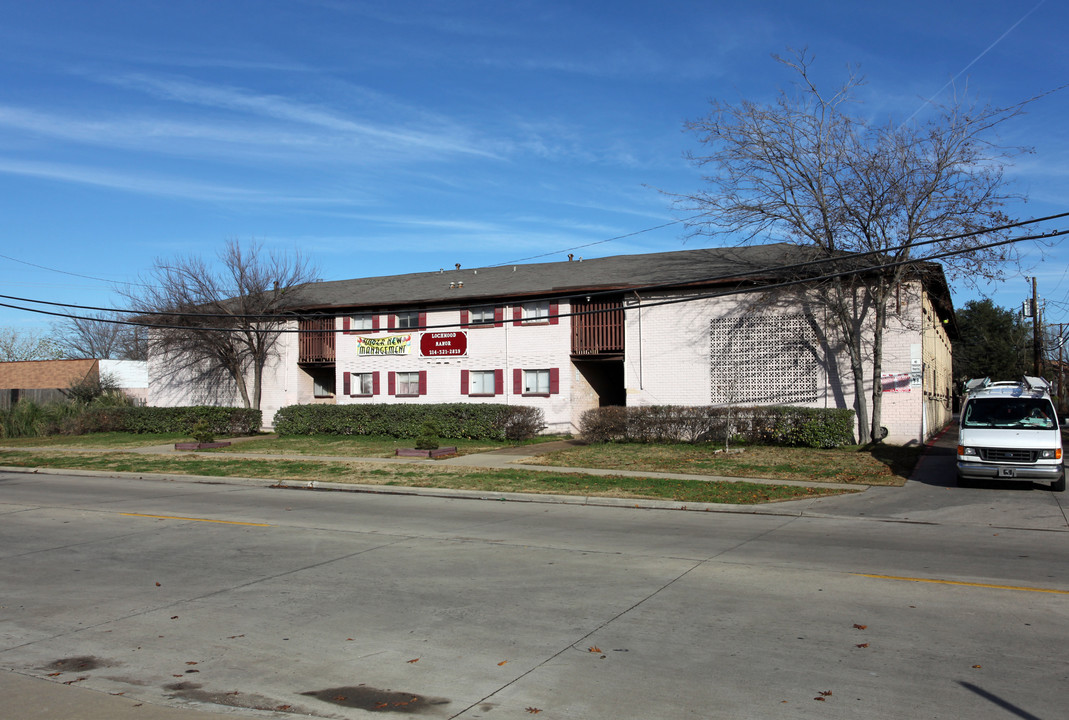 Lochwood Manor in Dallas, TX - Building Photo