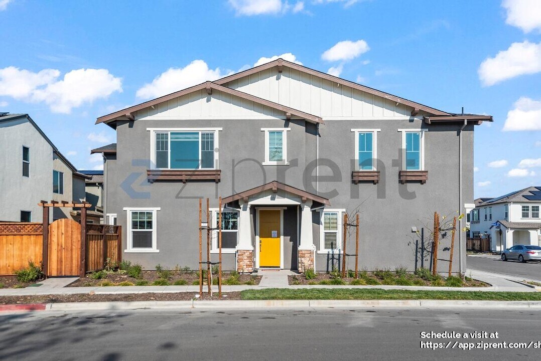 53 W San Francisco Dr in Mountain House, CA - Foto de edificio