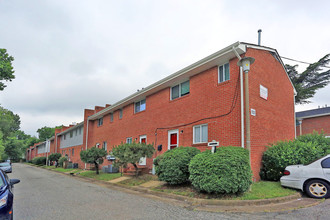 Pembroke Pines Apartments in Hampton, VA - Building Photo - Building Photo