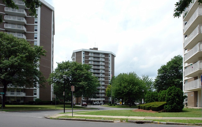 17-27 Saab Court in Springfield, MA - Foto de edificio - Building Photo