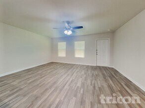 10050 Cerritos dr in Cut And Shoot, TX - Foto de edificio - Building Photo