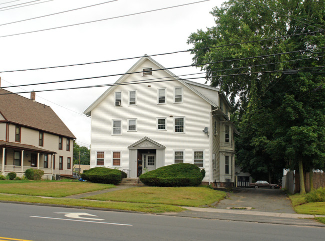 139-141 W Main St in Plainville, CT - Foto de edificio - Building Photo