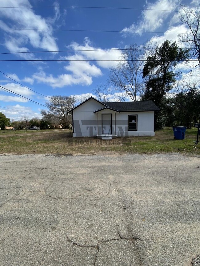 801 Walnut St in Trinidad, TX - Foto de edificio - Building Photo