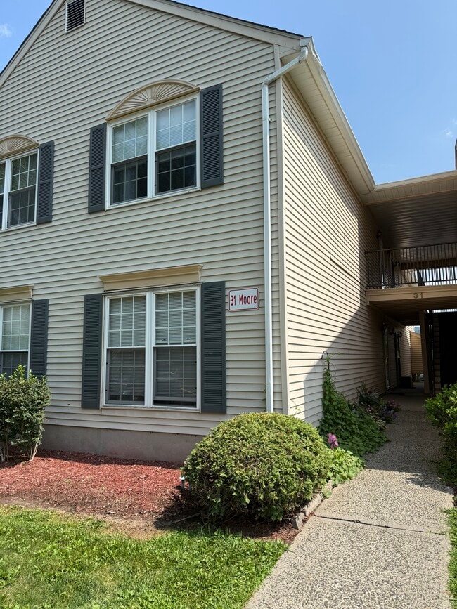 31 Moore Ln, Unit 11