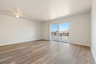 Parkway Townhomes in Sacramento, CA - Building Photo - Interior Photo