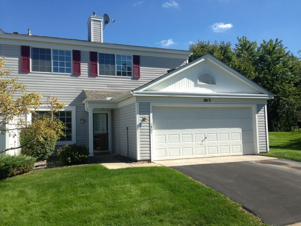 1913 Southcross Dr W in Burnsville, MN - Building Photo