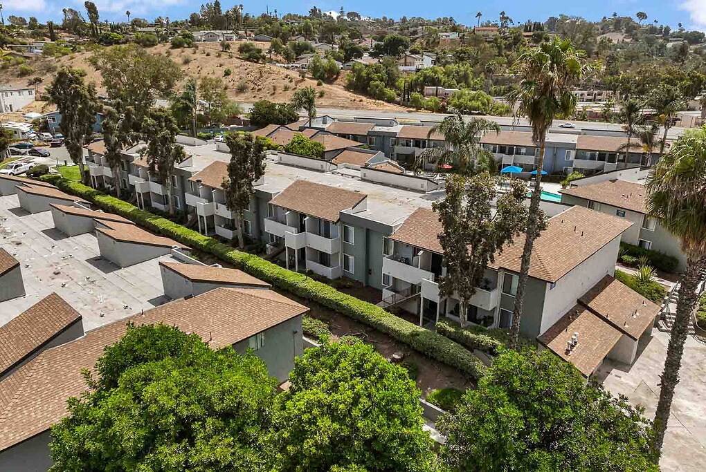 Shadow Point in Spring Valley, CA - Foto de edificio
