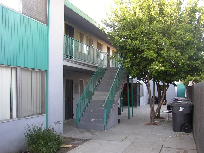 2223 E Spaulding St in Long Beach, CA - Foto de edificio - Building Photo