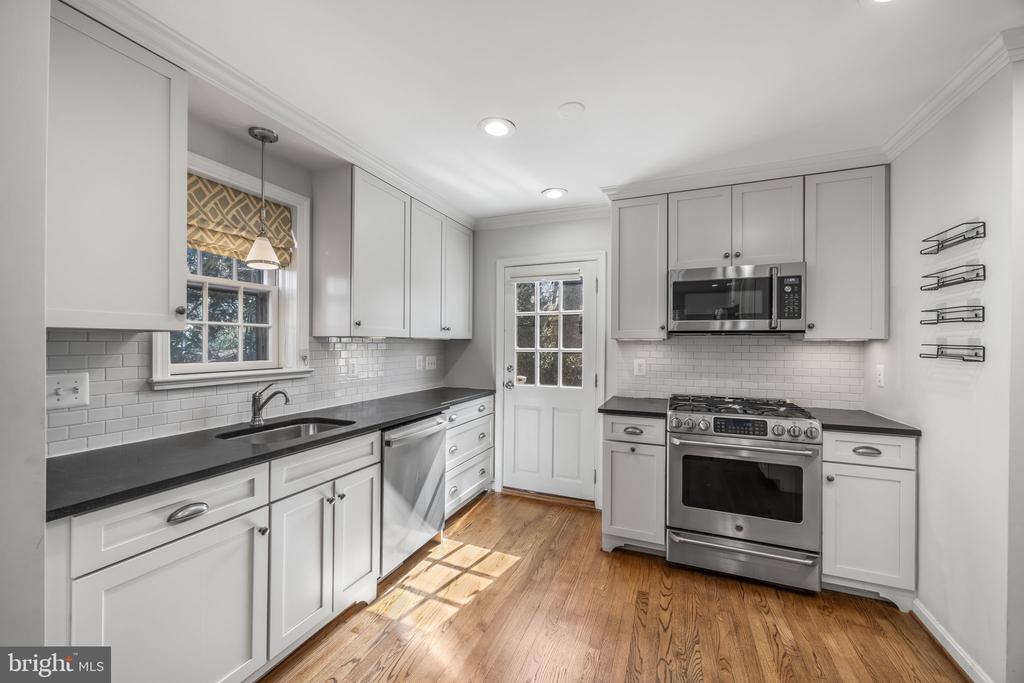 2355 N Quincy St in Arlington, VA - Building Photo