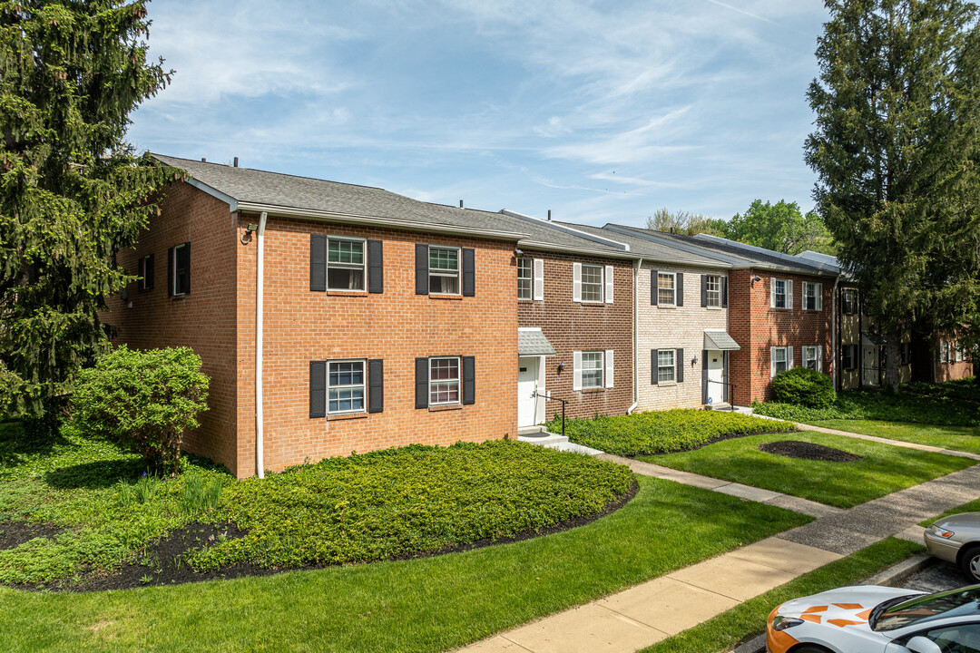 Cresheimbrook Condominiums in Philadelphia, PA - Building Photo