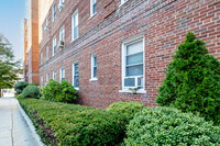 Saunders Court in Rego Park, NY - Foto de edificio - Building Photo