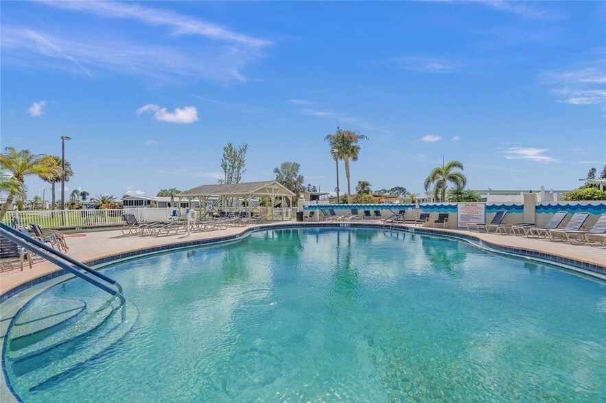 303 Marlette Dr, Unit 607 in North Port, FL - Building Photo