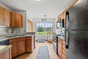 Mequon Trail Townhomes in Mequon, WI - Building Photo