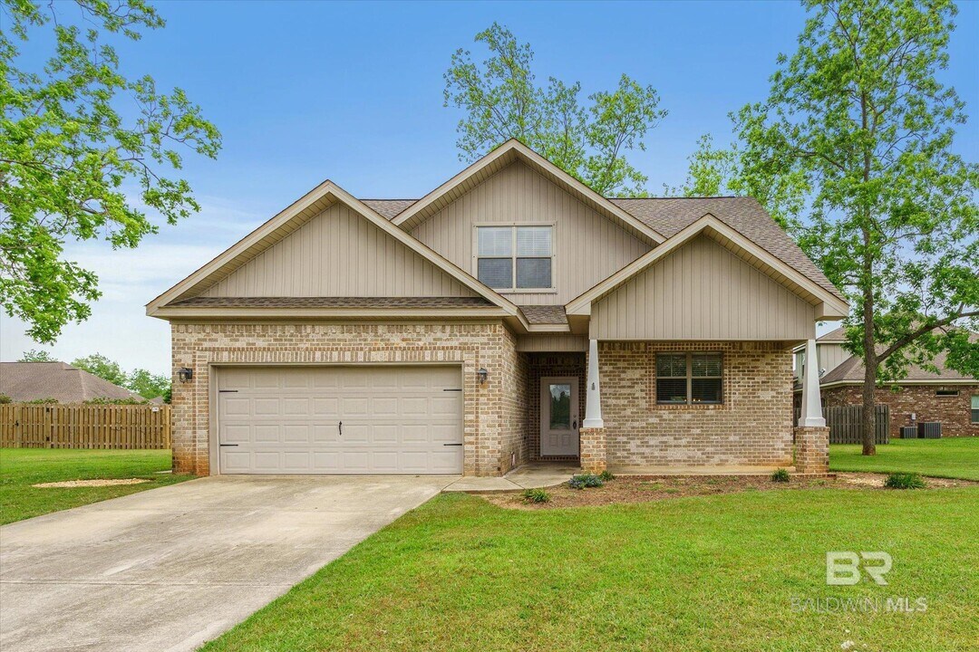 8795 Bainbridge Dr in Daphne, AL - Building Photo