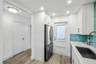 698 NE Spanish River Blvd in Boca Raton, FL - Building Photo - Building Photo