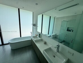 101 Sunrise Dr in Key Biscayne, FL - Building Photo - Building Photo