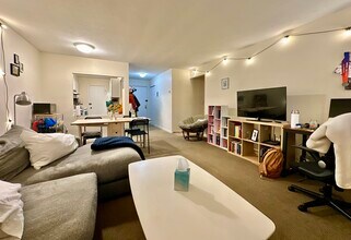 804 Centre St, Unit 7 in Boston, MA - Foto de edificio - Building Photo