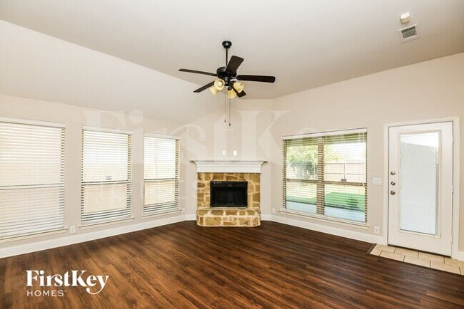 826 Graham Dr in Burleson, TX - Building Photo - Building Photo