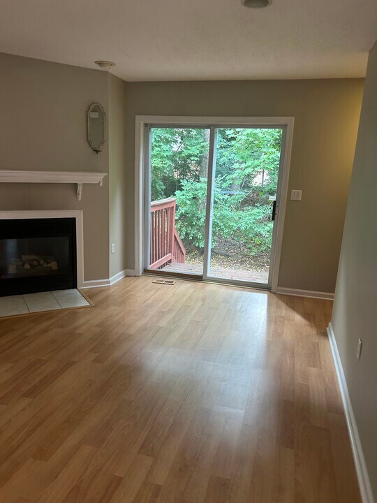 49 Woodland St, Unit p in Manchester, CT - Building Photo