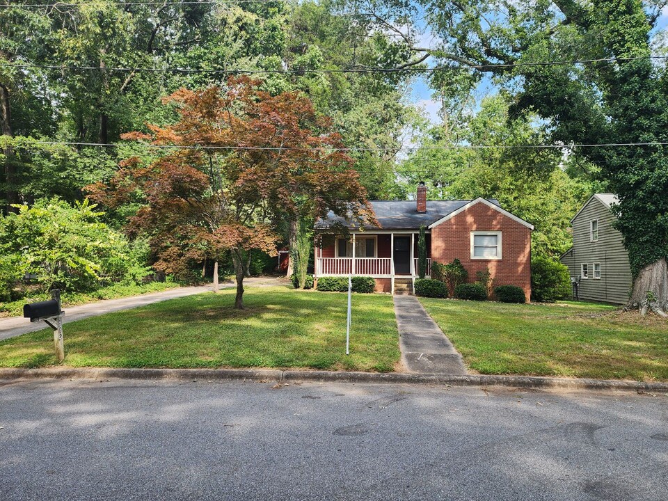 302 Potter Dr in Jamestown, NC - Building Photo