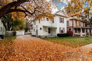 3025 Holdrege St, Unit Basement