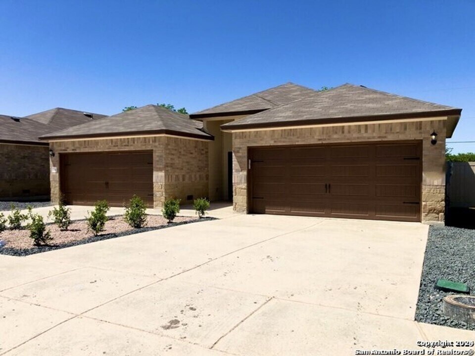 1137 Stanley Wy in Seguin, TX - Building Photo