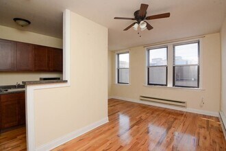 823 W Diversey Pkwy in Chicago, IL - Foto de edificio - Building Photo