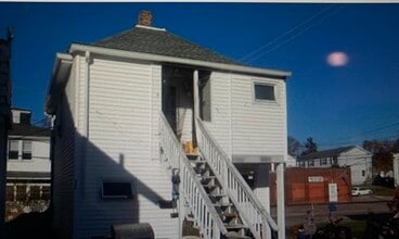 50 Pierce St, Unit Apt. C in Westerly, RI - Building Photo - Building Photo