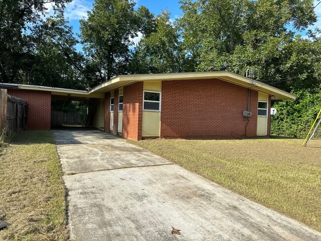 property at 1917 S Riverview Cir