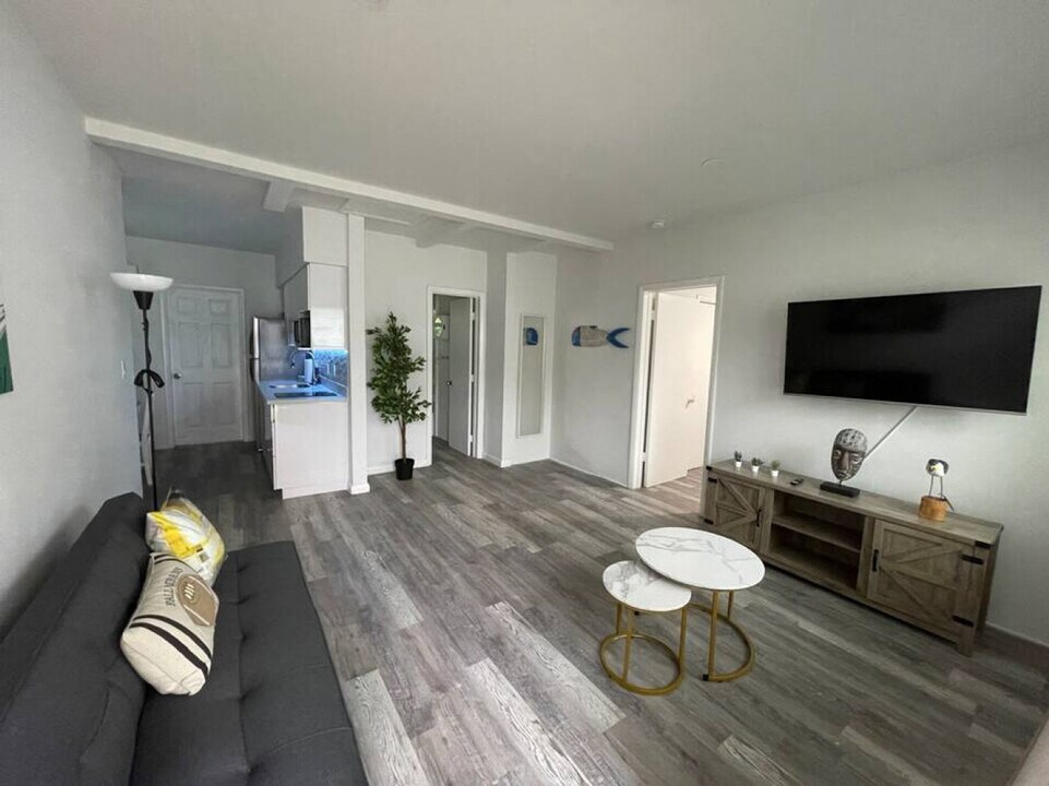 1117 Douglas Rd in Miami, FL - Building Photo