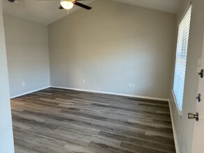 3907 E Southcross in San Antonio, TX - Building Photo - Building Photo