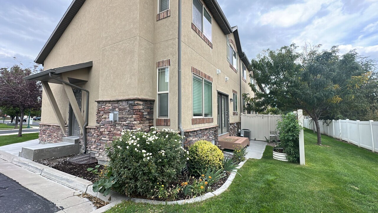 2631 W Alice Springs Rd in Riverton, UT - Building Photo