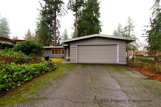 15114 SE 18th St in Bellevue, WA - Foto de edificio - Building Photo