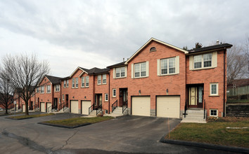 375 Holiday Inn Dr in Cambridge, ON - Building Photo - Building Photo