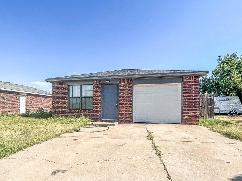 6307 24th St in Lubbock, TX - Building Photo