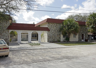 930 NE 133rd St in North Miami, FL - Building Photo - Building Photo