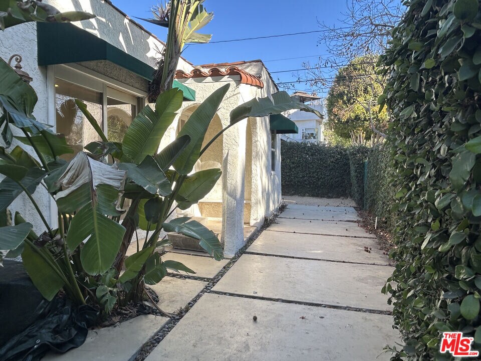 8711 Sherwood Dr in West Hollywood, CA - Building Photo