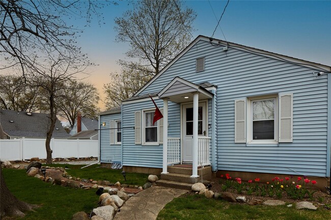 132 Gordon Ave in Westbury, NY - Foto de edificio - Building Photo