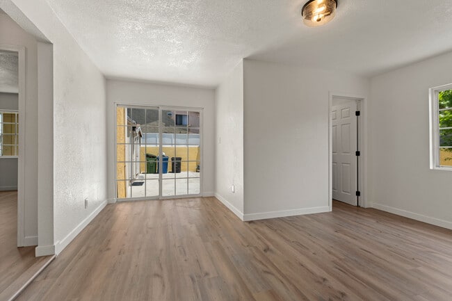 2218 S Redondo Blvd, Unit B in Los Angeles, CA - Building Photo - Building Photo
