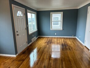 1011 Clearview Ave in Parma, OH - Foto de edificio - Building Photo