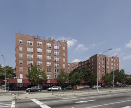 63-11 Queens Blvd in Woodside, NY - Foto de edificio - Building Photo