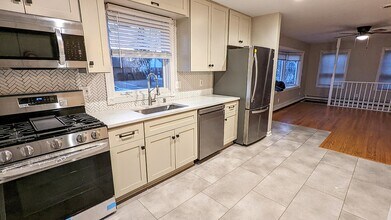 5354 N Lydell Ave in Whitefish Bay, WI - Building Photo - Building Photo