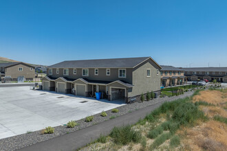 West Vine Townhomes in Richland, WA - Building Photo - Building Photo