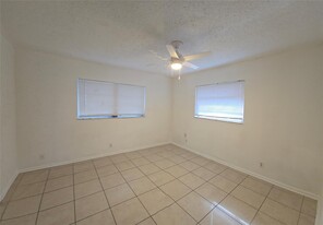 619 SW 79th Ter in North Lauderdale, FL - Foto de edificio - Building Photo