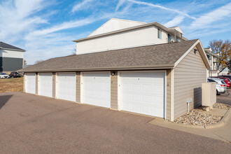 Maple Park Apartments & Townhomes in Sioux Falls, SD - Building Photo - Building Photo