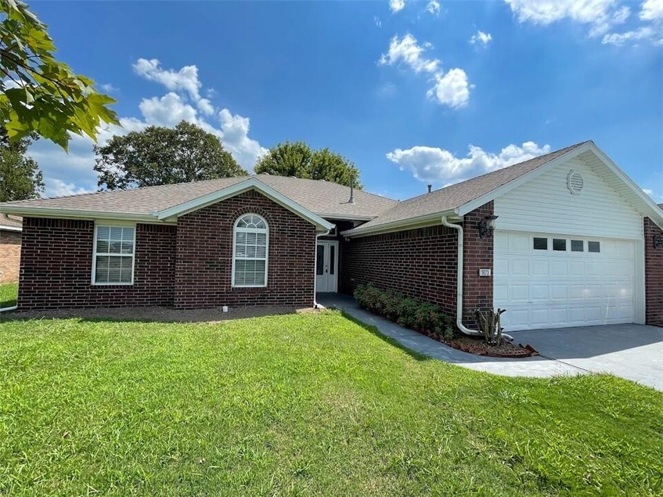 1823 Apple Butter St in Springdale, AR - Foto de edificio