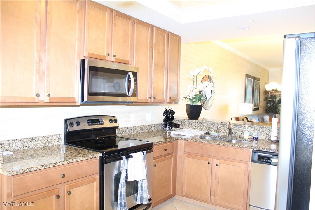 10056 Siesta Bay Dr in Naples, FL - Foto de edificio