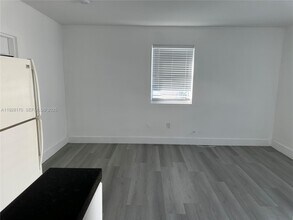 2765 NW 55th St in Miami, FL - Building Photo - Building Photo