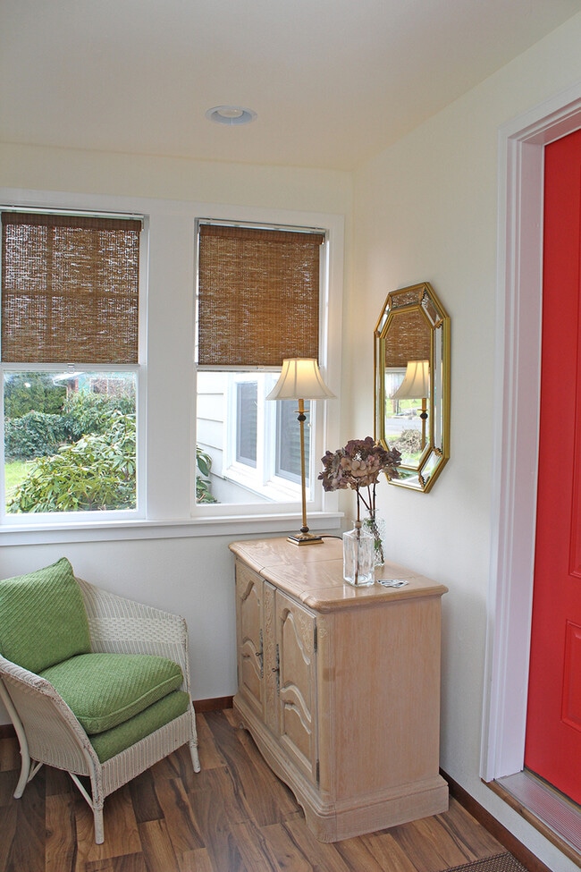 9134 SE Ankeny St, Unit B in Portland, OR - Foto de edificio - Building Photo