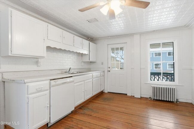 106 Lawrence St in Saratoga Springs, NY - Building Photo - Building Photo